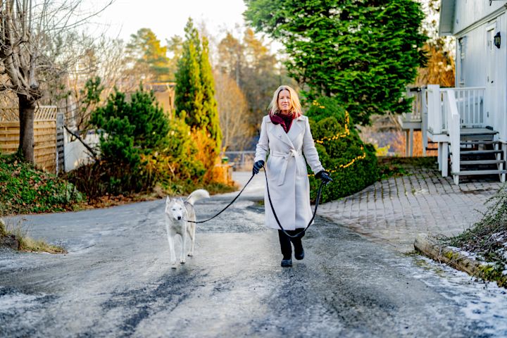 GODT GREP: Camilla klarer seg fint på glattisen med sine nye vintersko. Foto: Aller Concept Store
